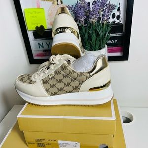 📍sale ,Michael Kors sneakers 😍
